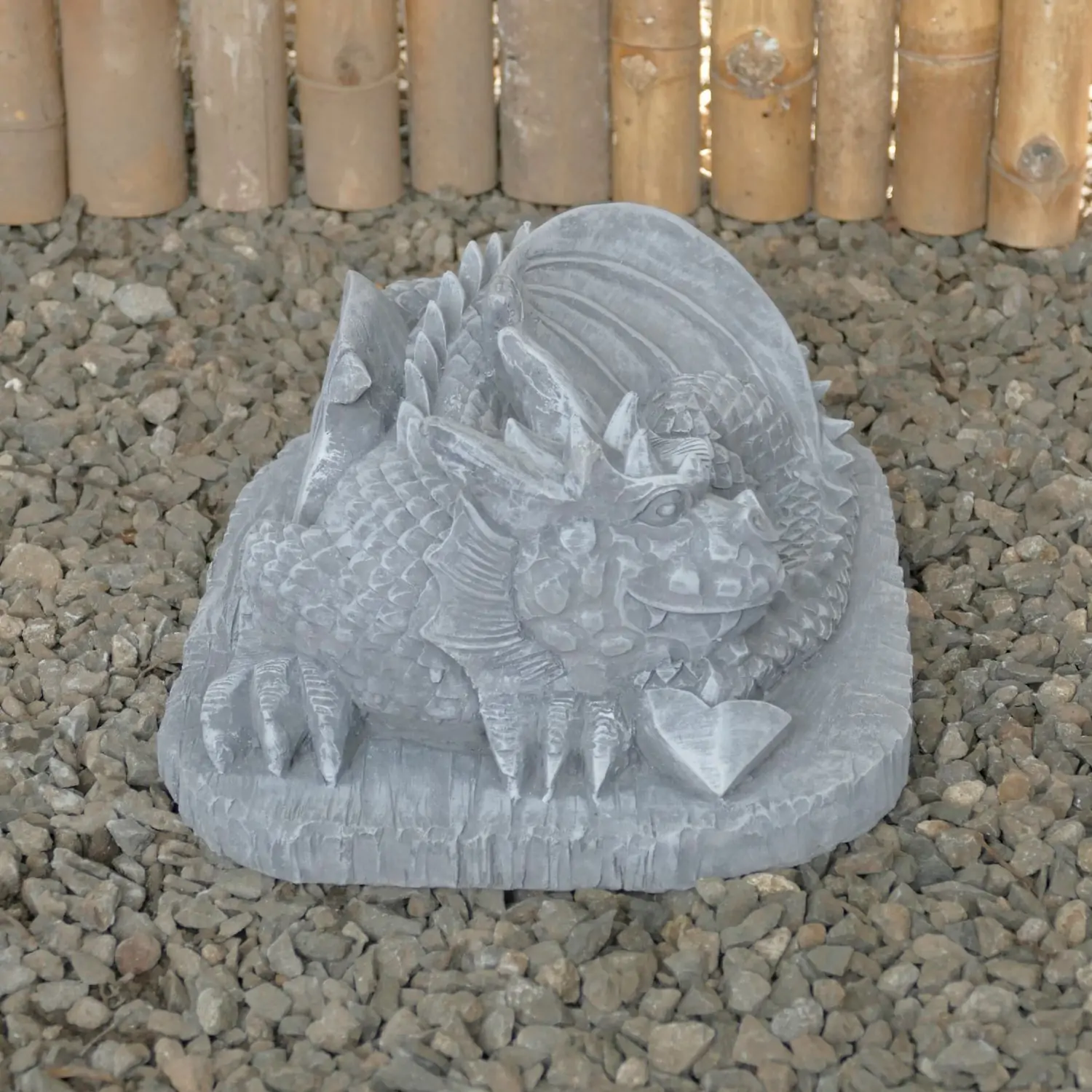 Artikelbild 11 des Artikels “Jaro -Liegender Drache auf Sockel, 30cm L | Steinguss “